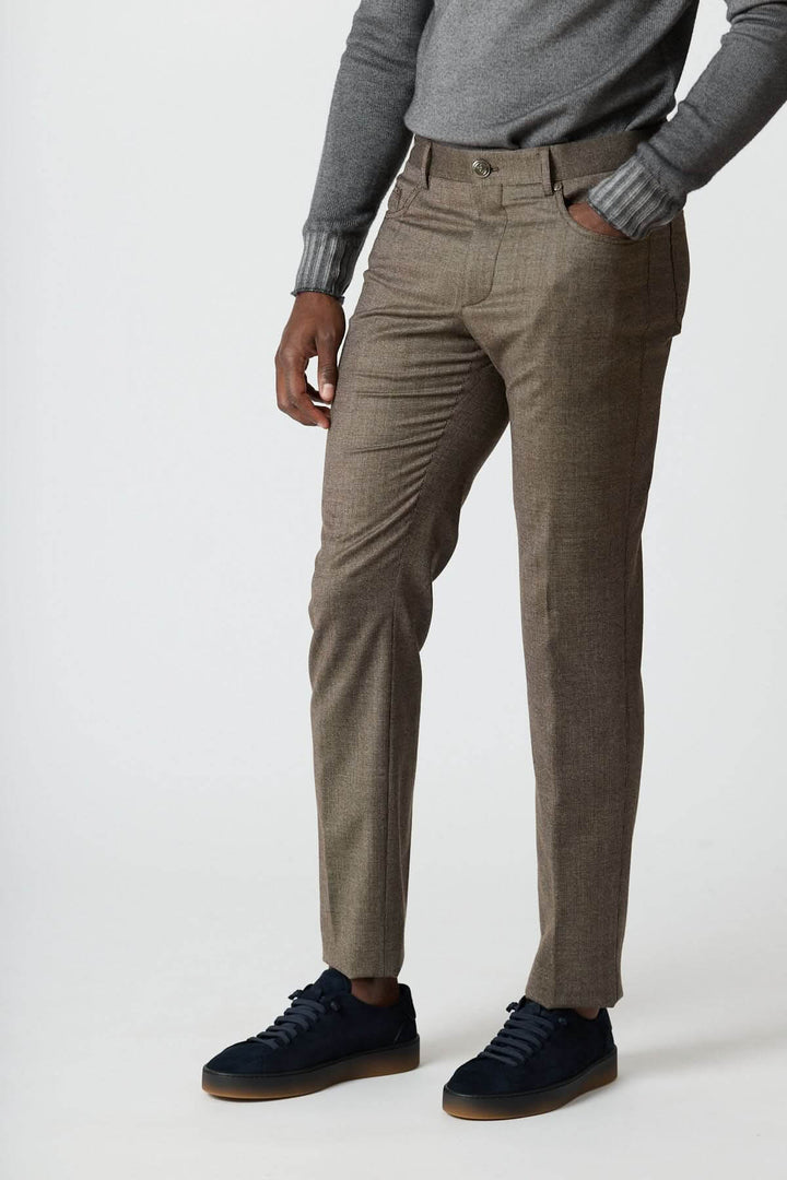 Homme portant un pantalon habillé 5 poches en laine Corneliani, coupe ajustée élégante, texture raffinée, idéal pour bureau et occasions chic.