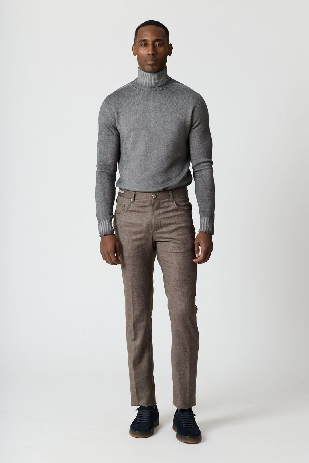 Homme portant un pantalon habillé 5 poches en laine Corneliani avec un pull gris.