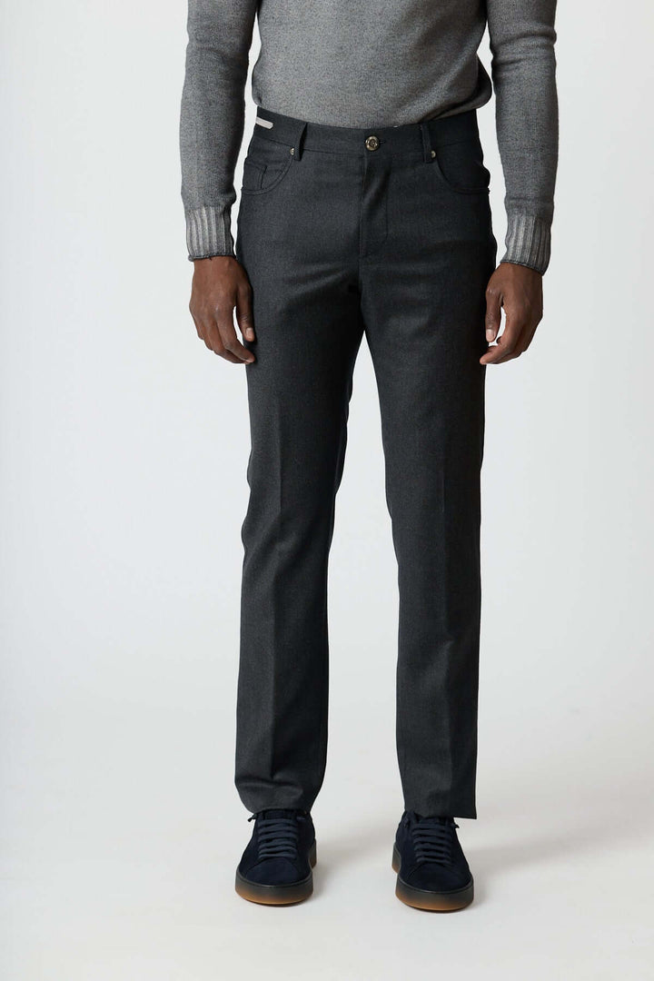 Homme portant un pantalon habillé 5 poches en laine Corneliani, élégant et confortable, adapté pour le bureau et les occasions décontractées.