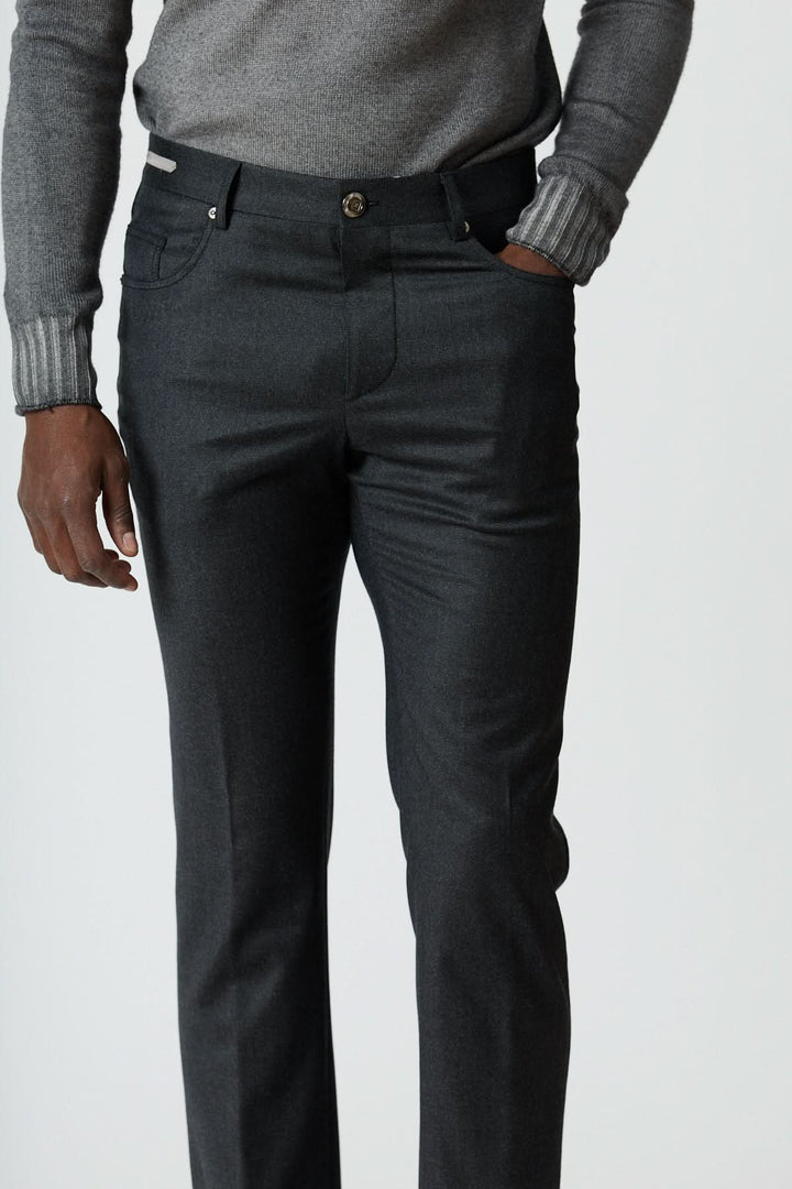 Homme portant un pantalon habillé 5 poches en laine de Corneliani, coupe ajustée, texture raffinée, pour le bureau ou occasions décontractées chic.