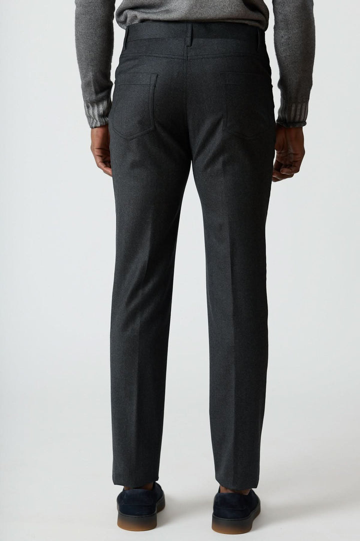 Homme portant un pantalon habillé 5 poches en laine de Corneliani, coupe ajustée élégante pour bureau et occasions décontractées.