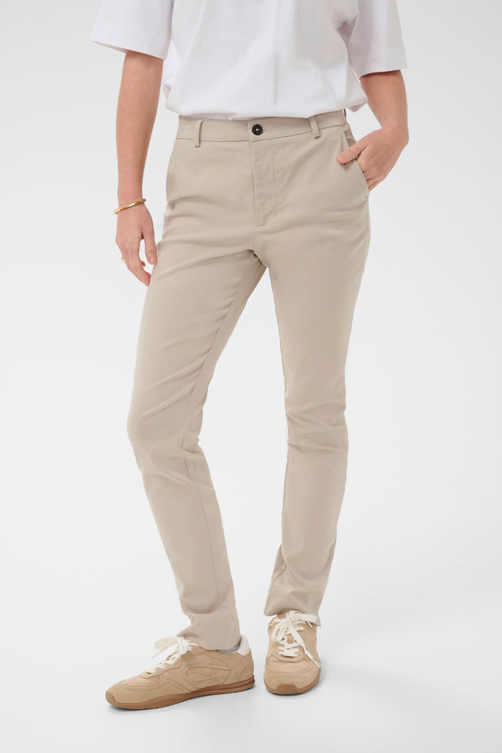 Pantalon habillé Hazel beige avec coupe ajustée, parfait pour des occasions professionnelles ou formelles.