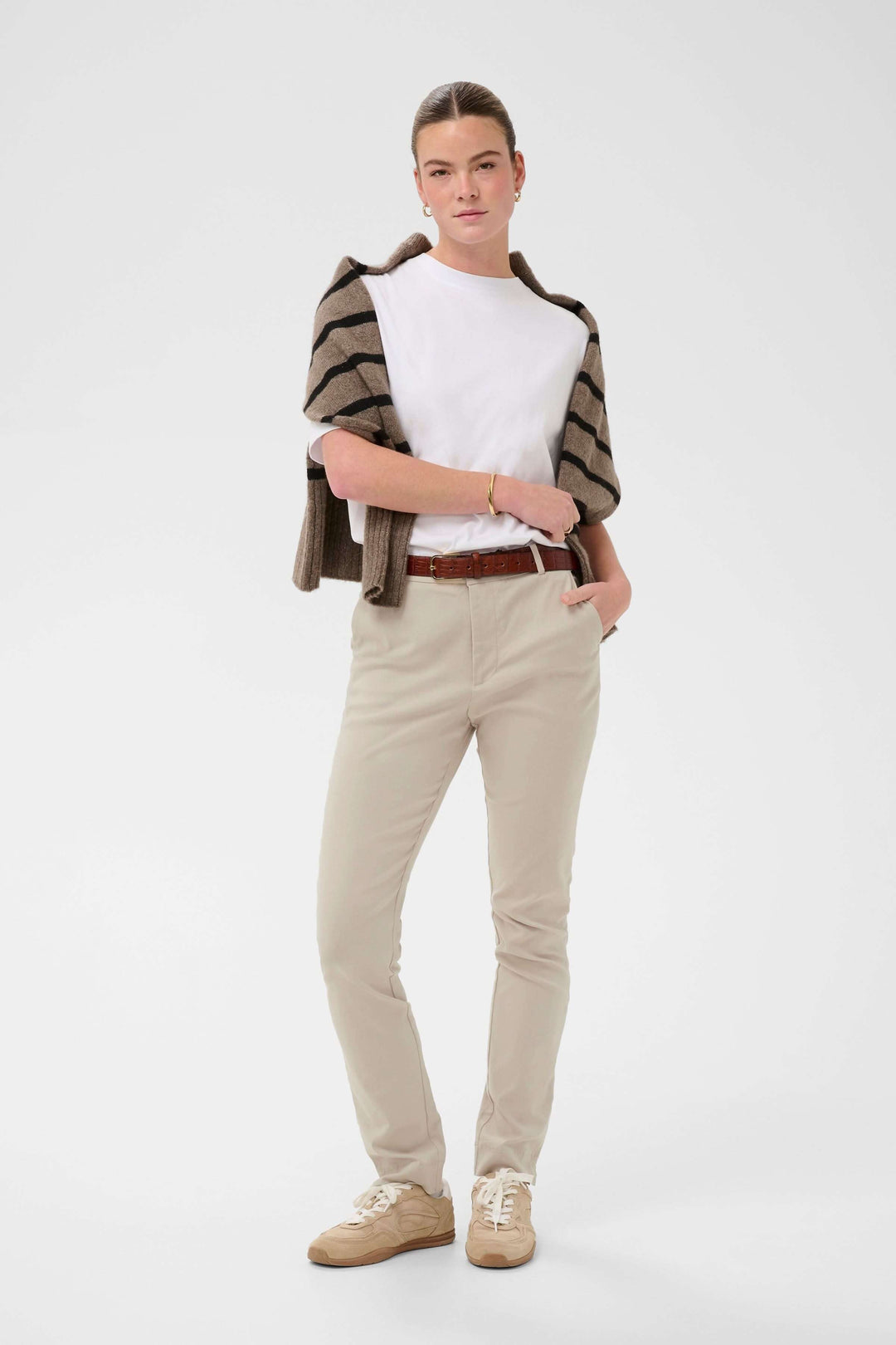 Femme portant un pantalon habillé Hazel avec style décontracté, idéal pour des occasions professionnelles et formelles.