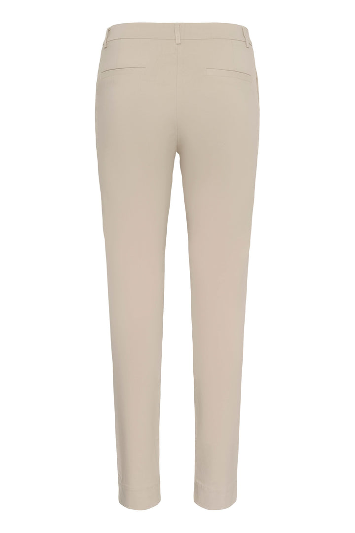 Pantalon habillé Hazel, coupe ajustée élégante, couleur beige, vue arrière, idéal pour tenue professionnelle ou occasion formelle.