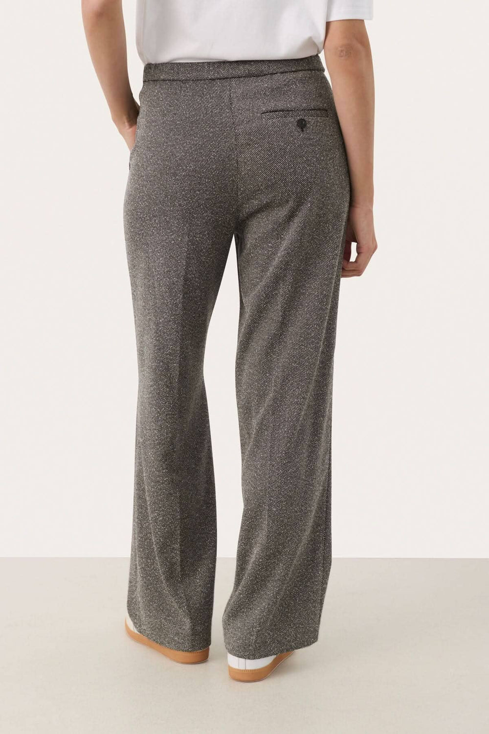 Pantalon habillé Linora à jambe large, vue arrière, en tissu doux et extensible, idéal pour le travail et les loisirs.
