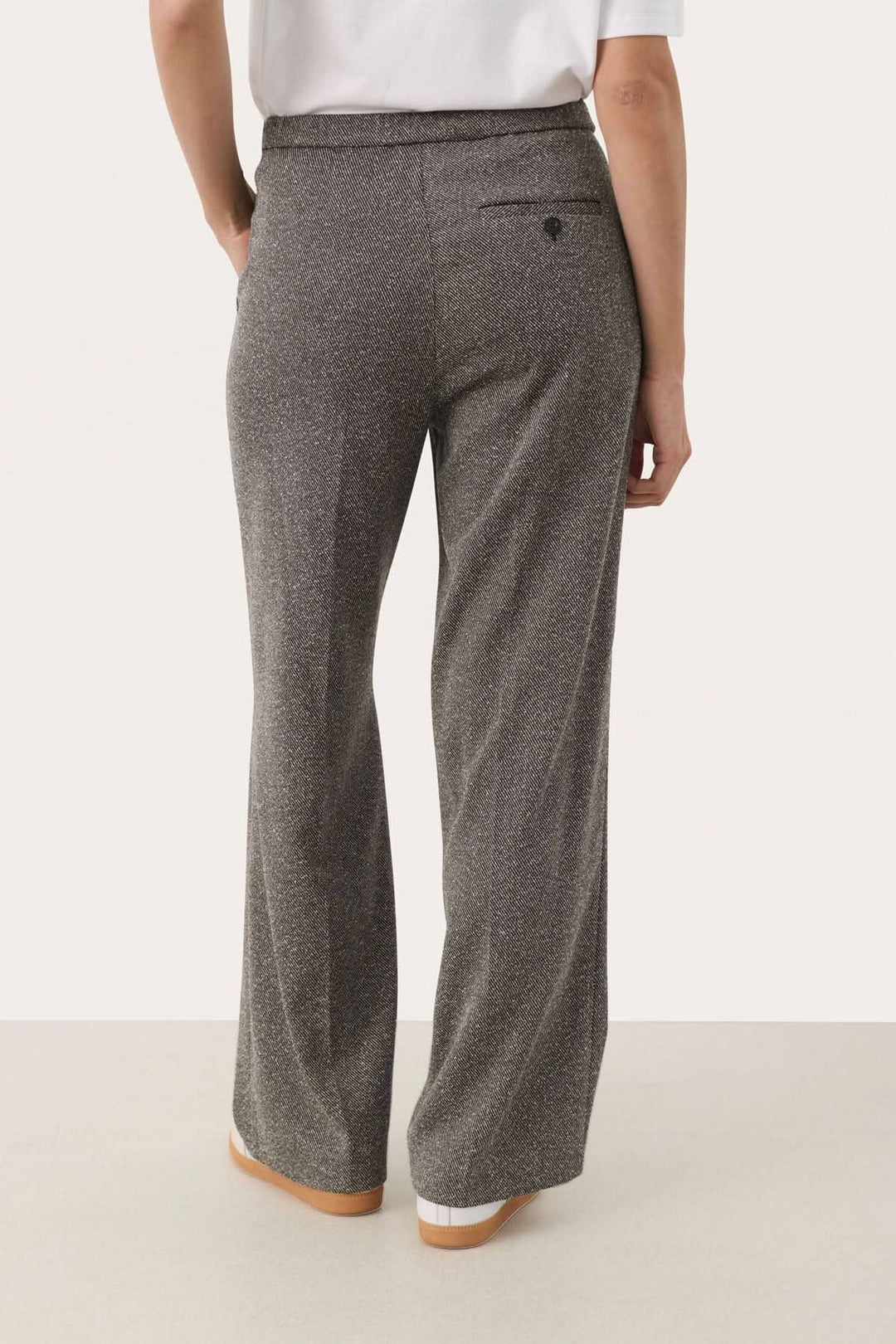 Pantalon habillé Linora à jambe large, vue arrière, en tissu doux et extensible, idéal pour le travail et les loisirs.