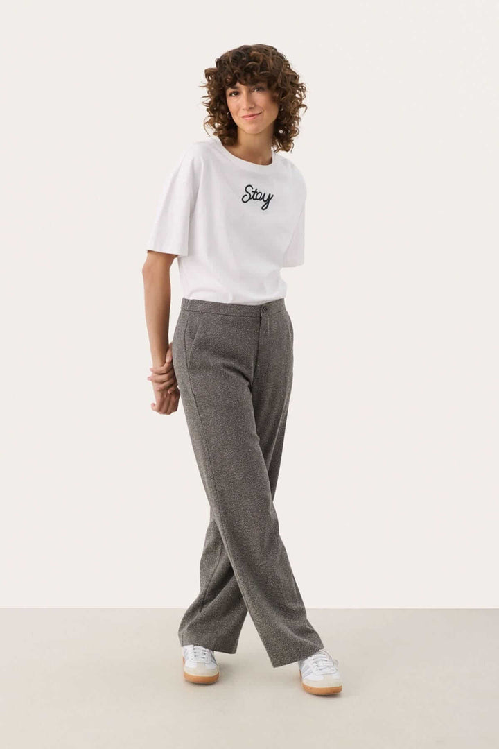 Modèle portant un pantalon habillé Linora à jambe large et une t-shirt blanc, élégant et confortable.