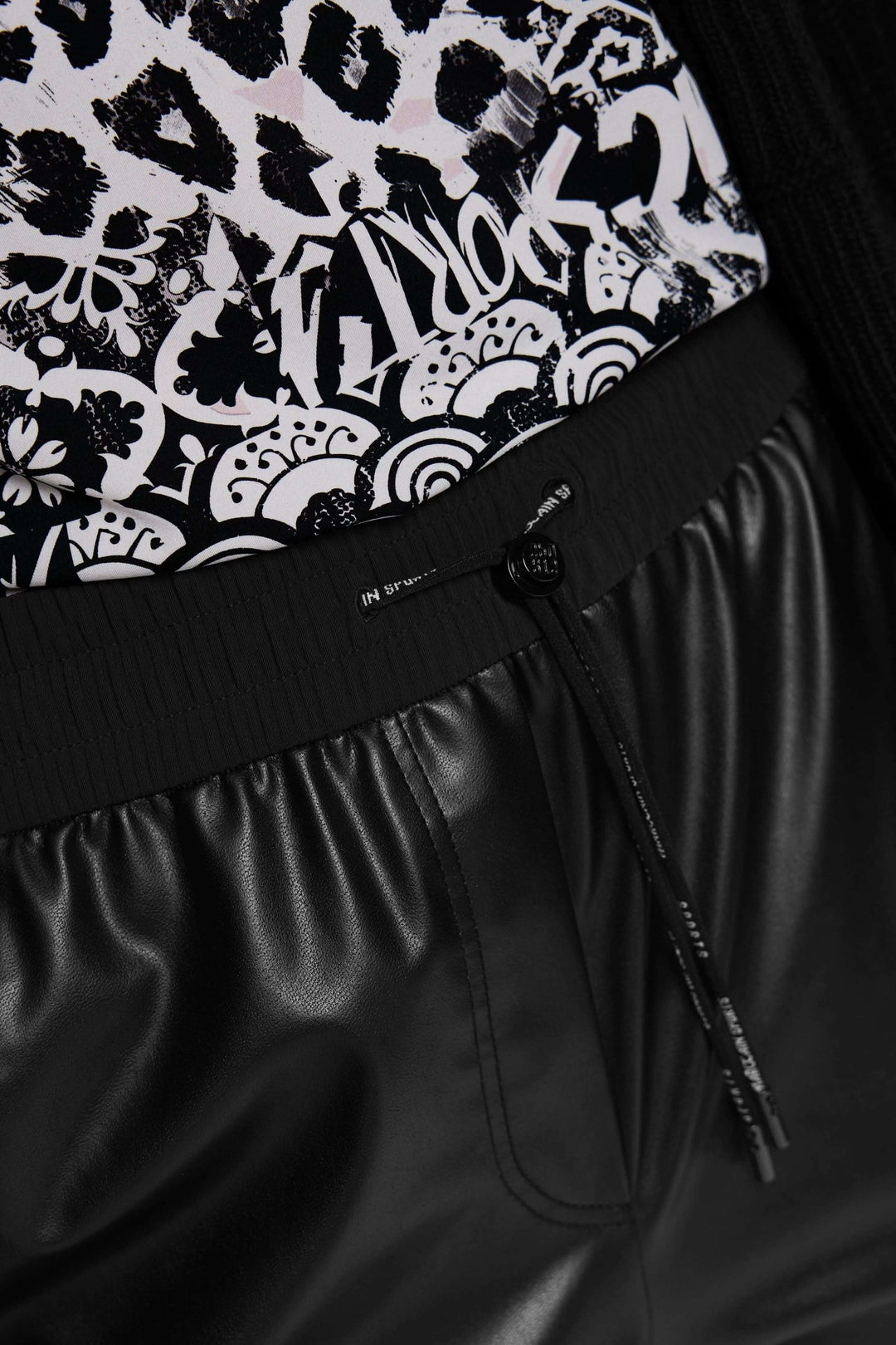 Détail du Pantalon habillé Rhodos en effet cuir avec taille élastique, style sportswear moderne, idéal pour look tendance.