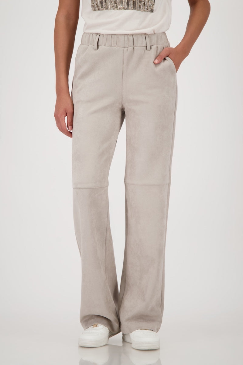 Pantalon habillé droit en similicuir et daim, avec tissu extensible et poches latérales. Style moderne pour femmes.