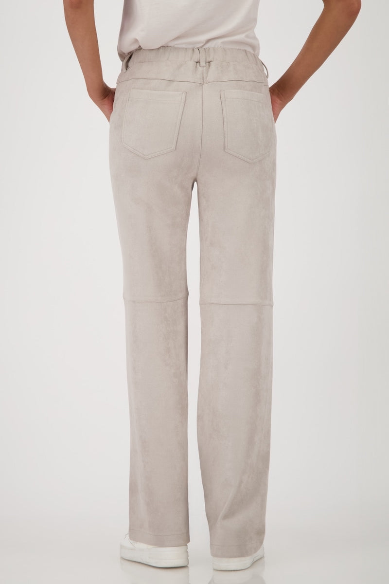 Pantalon habillé droit en similicuir et daim, vue arrière, couleur beige, avec poches et ourlet élastiqué.