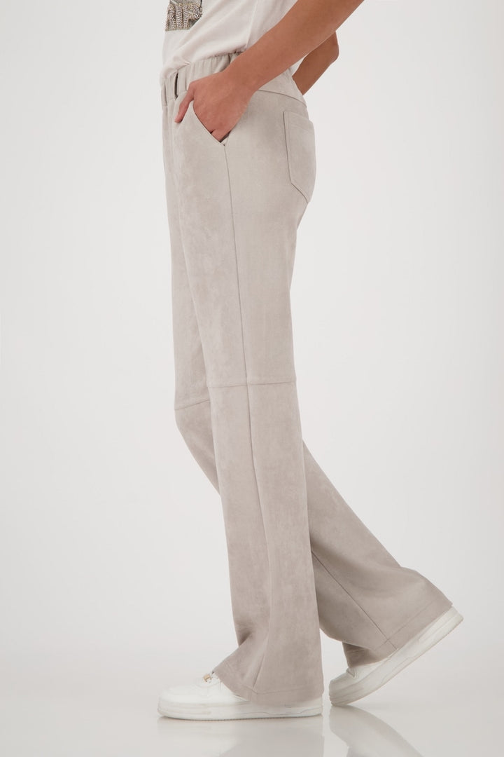 Pantalon habillé droit en similicuir et daim, avec poches latérales et ourlet élastiqué, style moderne et élégant.