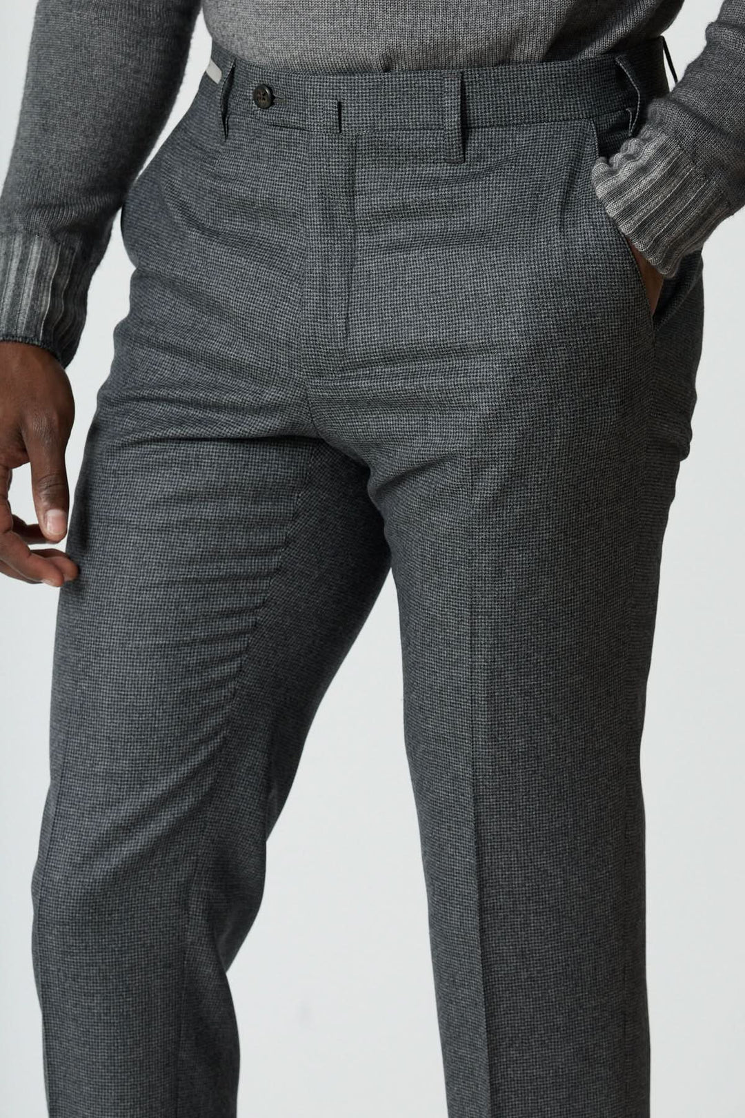 Pantalon habillé en laine à petits carreaux pour homme, motif subtil, coupe ajustée, idéal pour bureau et style chic décontracté.