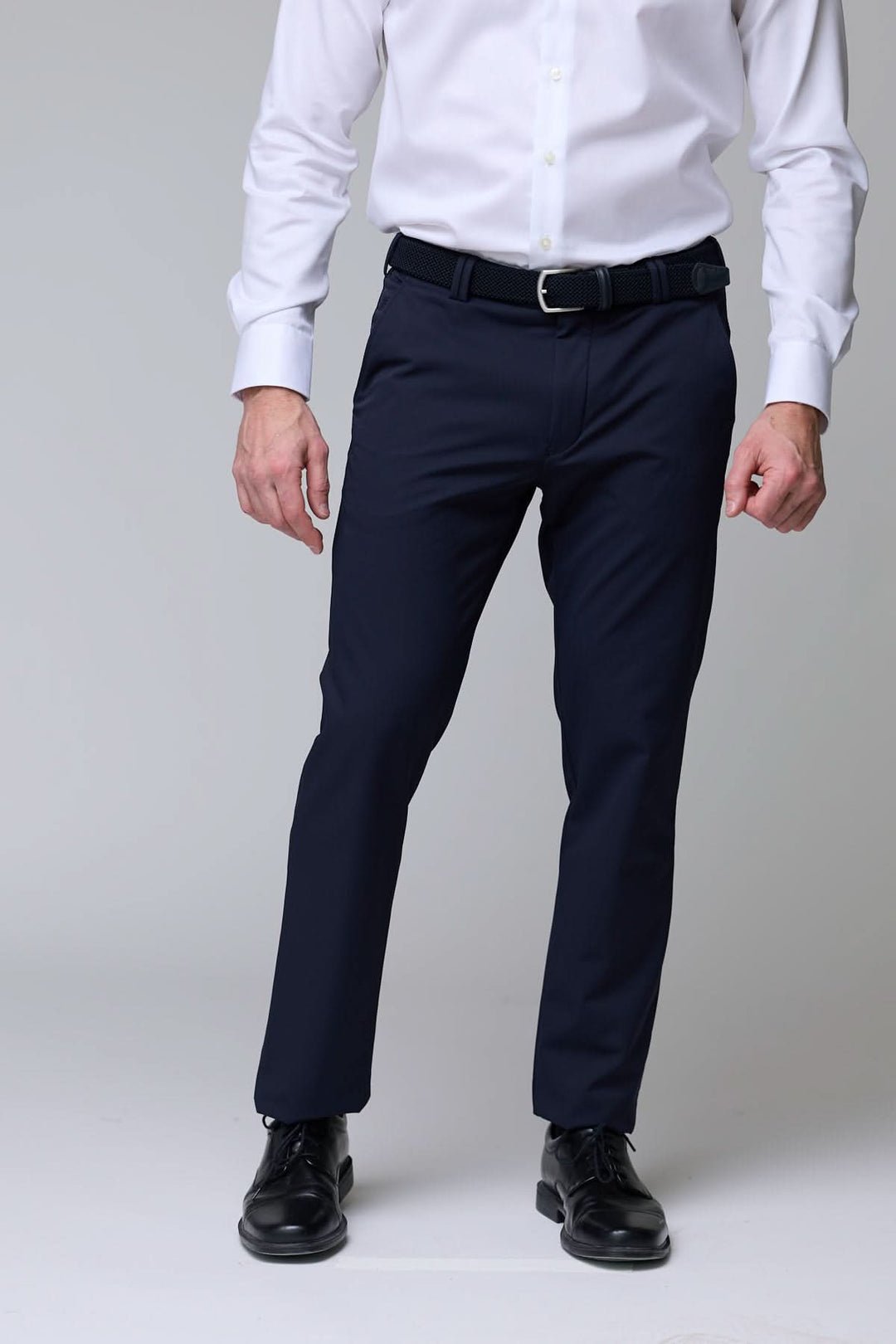 Homme portant un pantalon habillé extensible noir coupe droite, idéal pour un style professionnel et confortable.