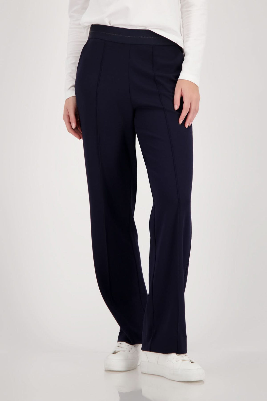 Pantalon habillé à plis droits bleu marine avec coupe structurée idéale pour un look professionnel élégant et intemporel.