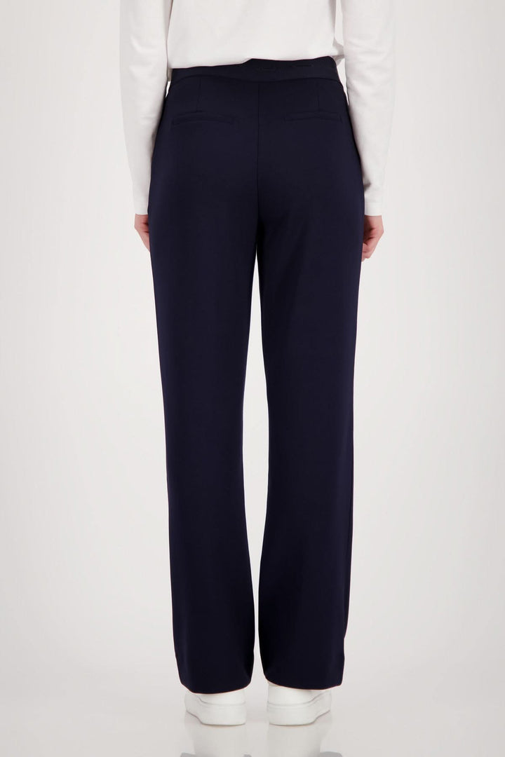 Dos du pantalon habillé à plis droits, coupe structurée et élégante, vue arrière, soulignement d&