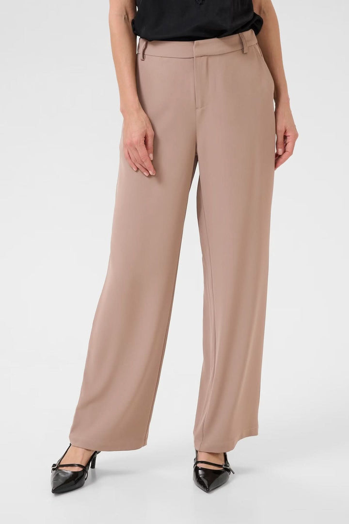 Pantalon à jambe large en beige, coupe fluide et élégante, parfait pour un look professionnel.