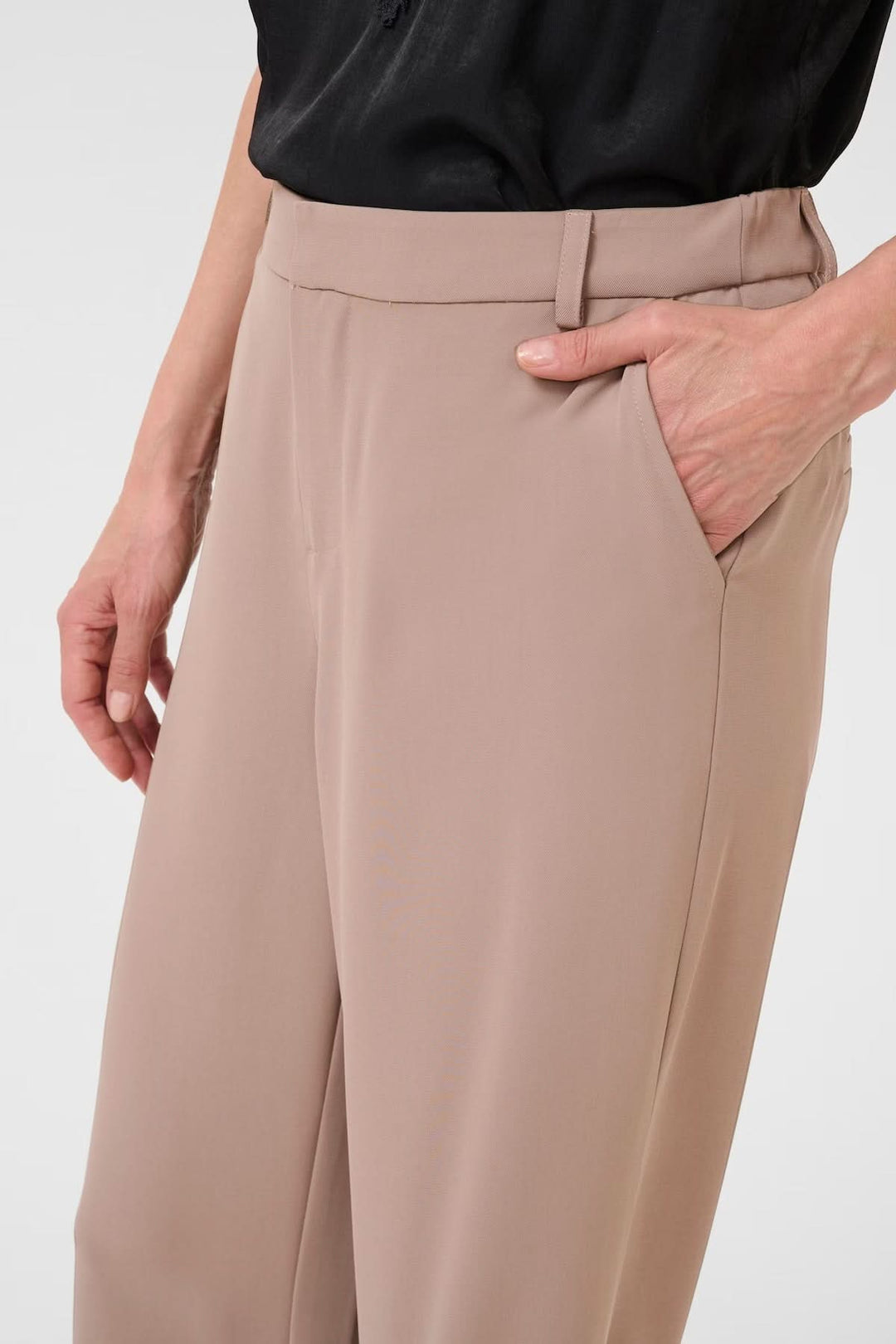 Pantalon à jambe large beige, coupe fluide et confortable, avec poches et taille régulière.