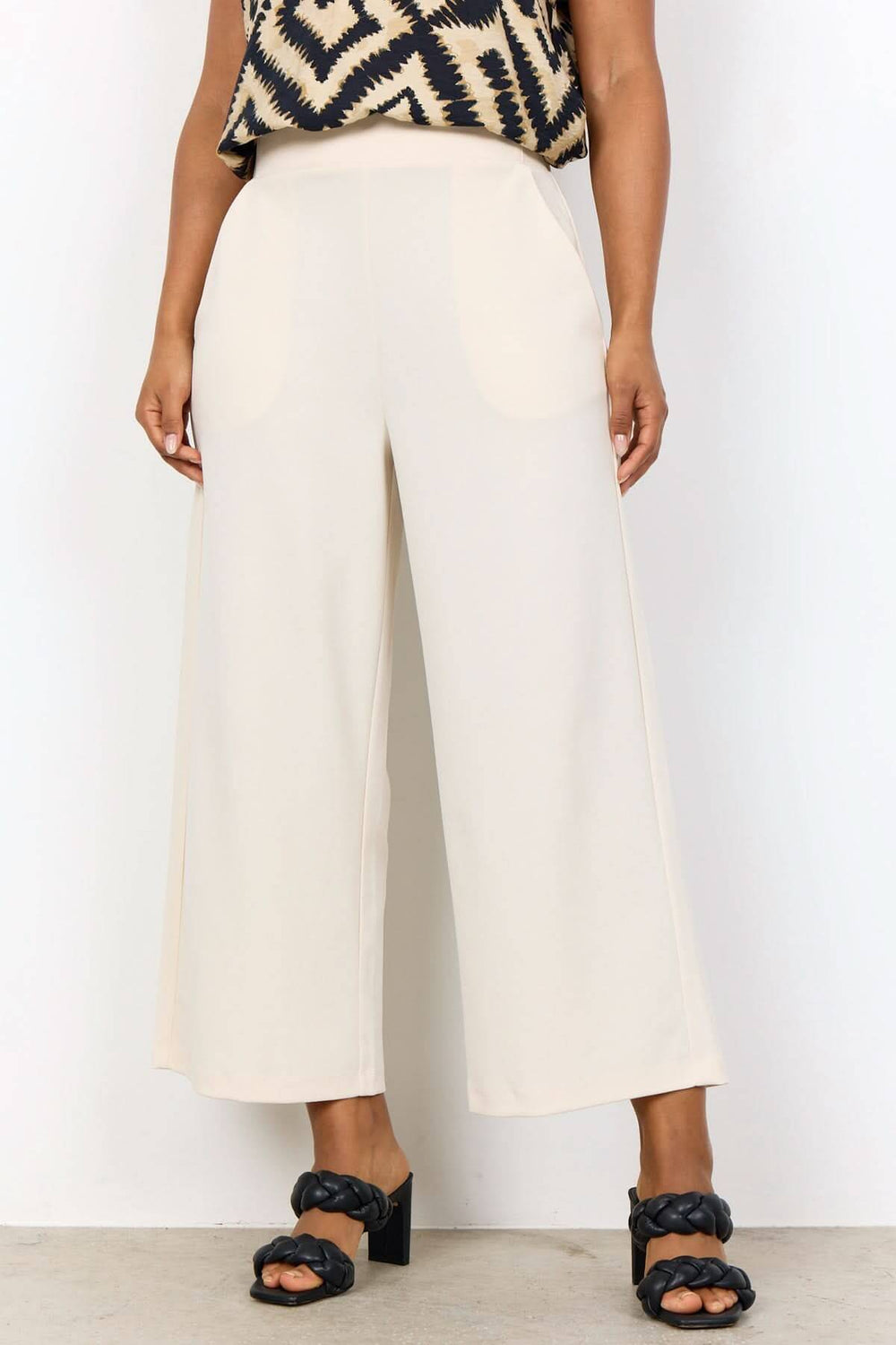 Pantalon large en polyester recyclé, coupe décontractée, poches latérales, idéal avec haut imprimé et sneakers.