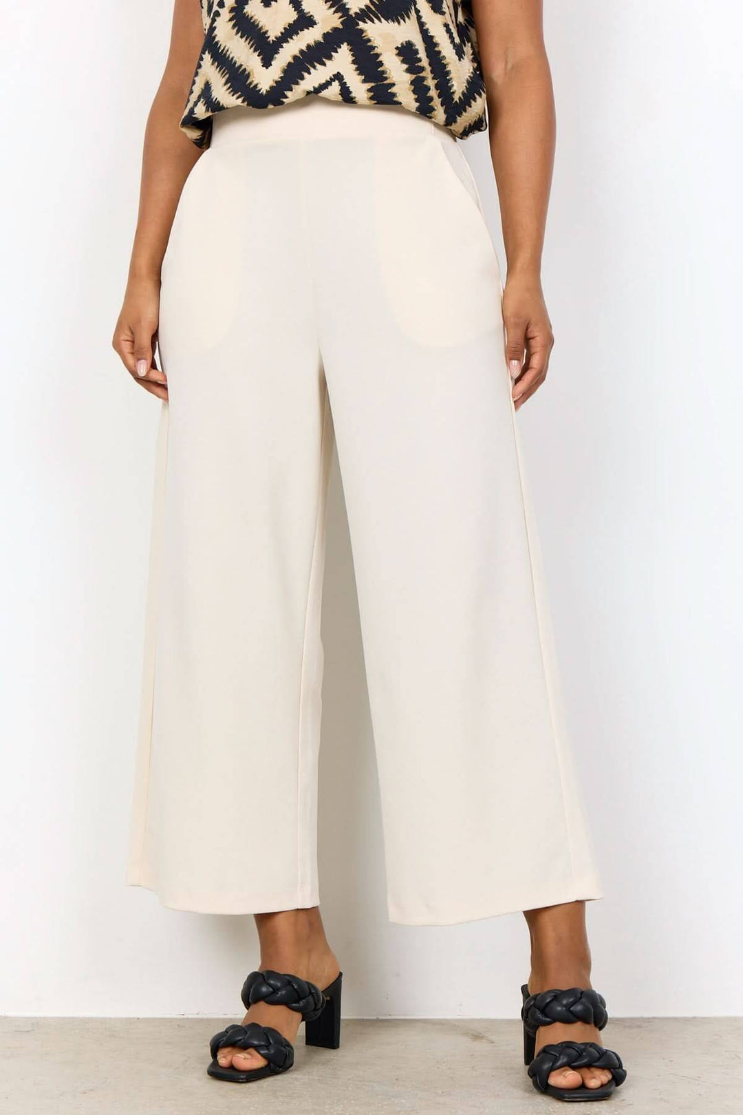 Pantalon large en polyester recyclé, coupe décontractée, poches latérales, idéal avec haut imprimé et sneakers.