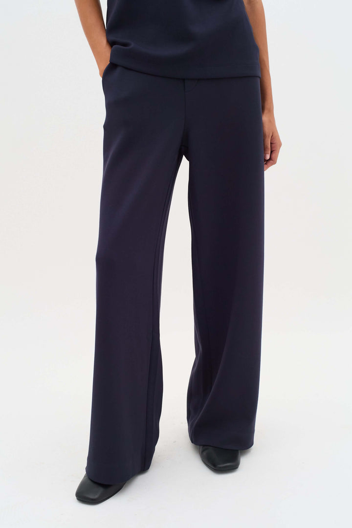 Pantalon à jambe large Gincette, style épuré et contemporain en tissu extensible, idéal pour une silhouette fluide et élégante.