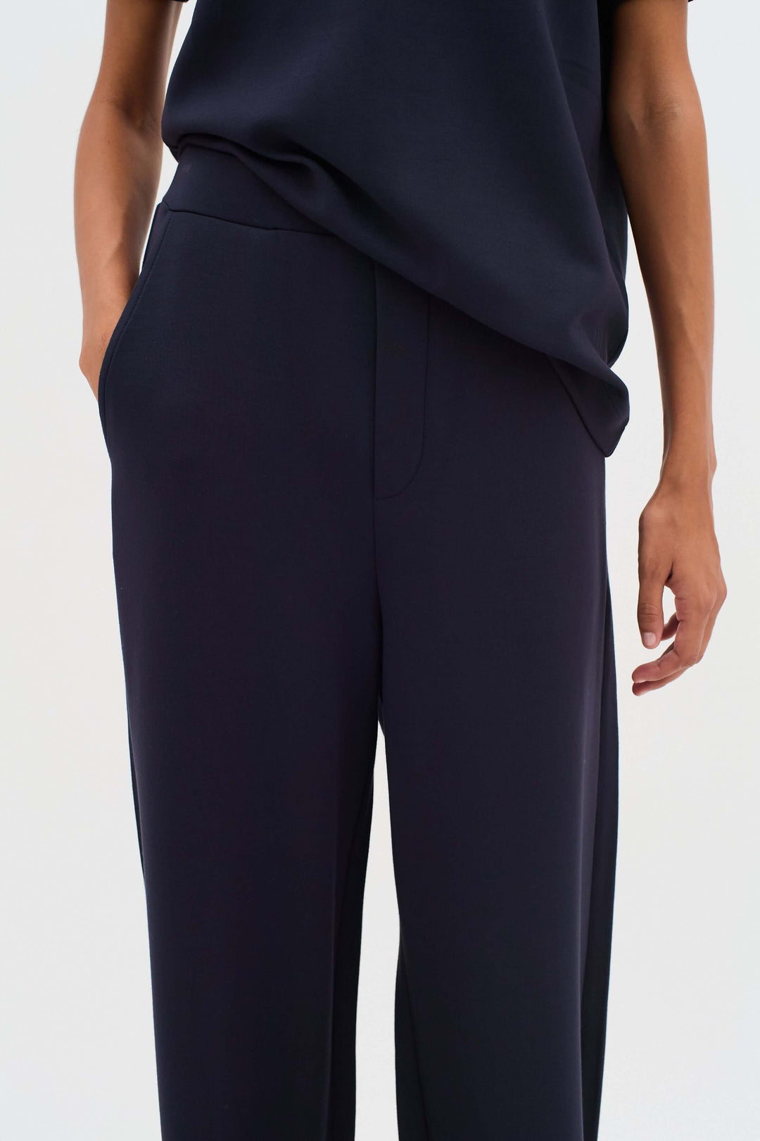 Pantalon à jambe large Gincette, coupe ample et confortable, style contemporain en tissu extensible, couleur sombre élégante.