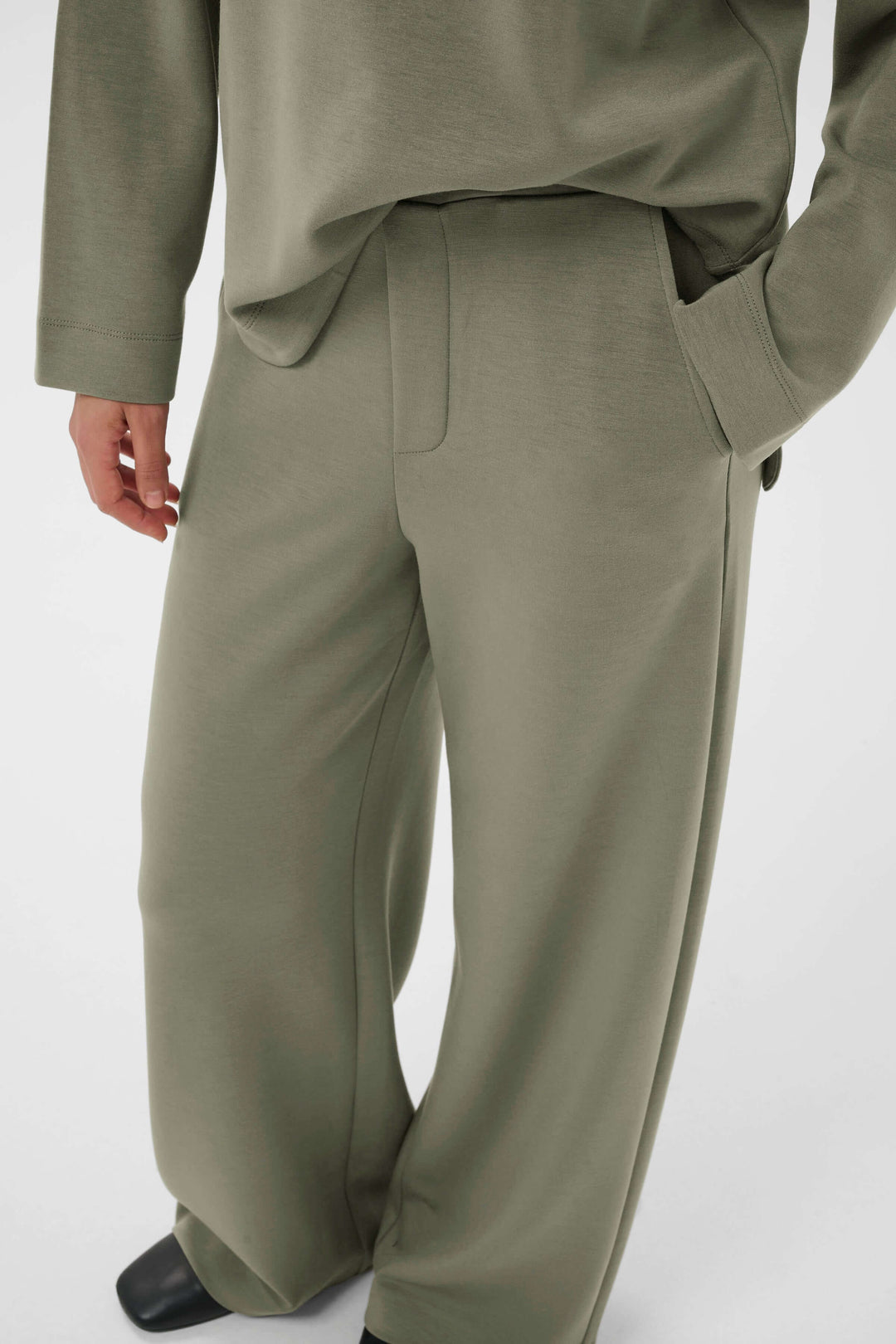 Pantalon à jambe large Gincette, style épuré et contemporain, coupe droite ample pour confort et élégance au quotidien.