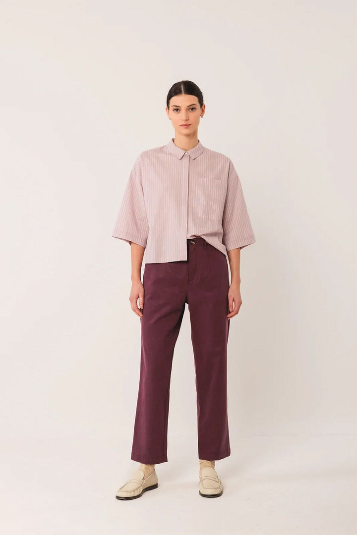 Femme portant un pantalon à la coupe droite avec chemise oversize, style moderne et élégant, pantalon à la coupe droite tendance.