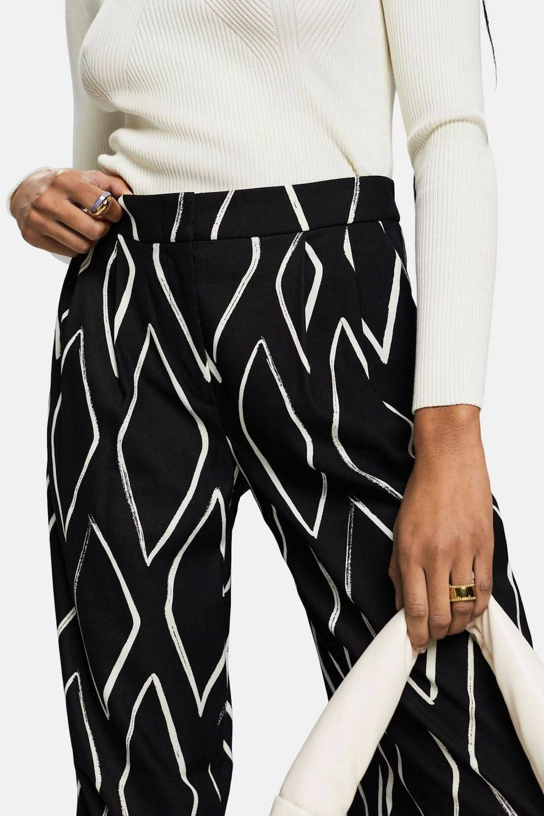 Pantalon large à enfiler imprimé losanges avec taille élastiquée, porté avec un haut blanc.