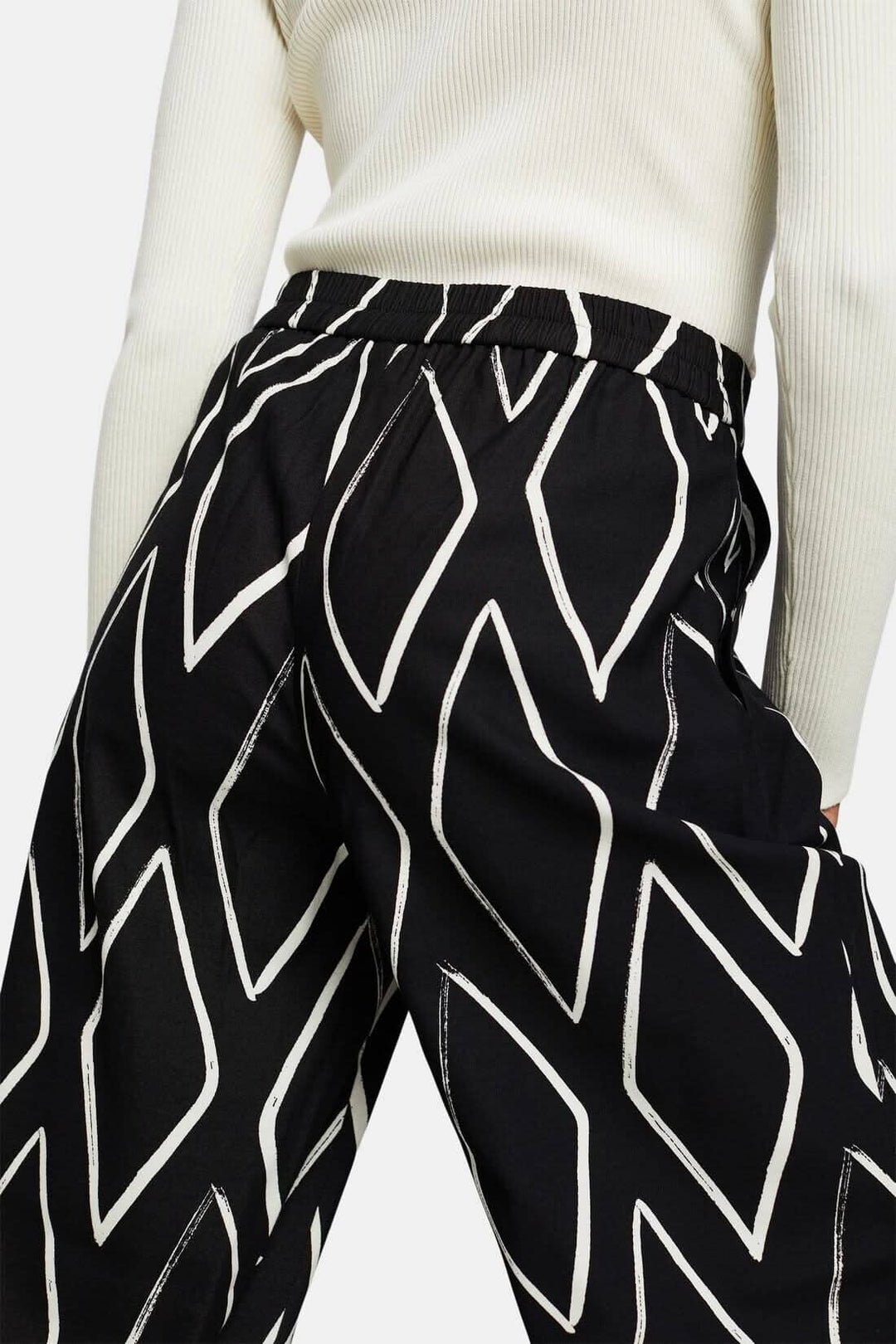 Pantalon large à enfiler avec imprimé losanges en noir et blanc, taille élastiquée pour un confort optimal.