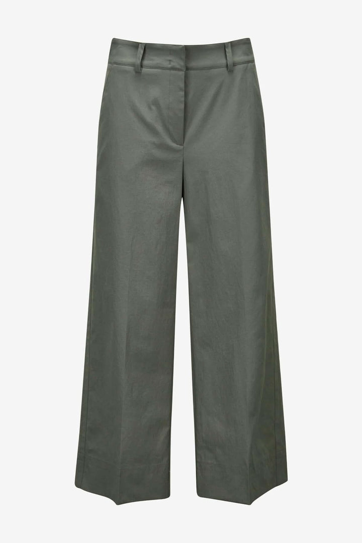 Pantalon large fluide Cara avec jambe large et taille régulière, idéal pour un style moderne et polyvalent.