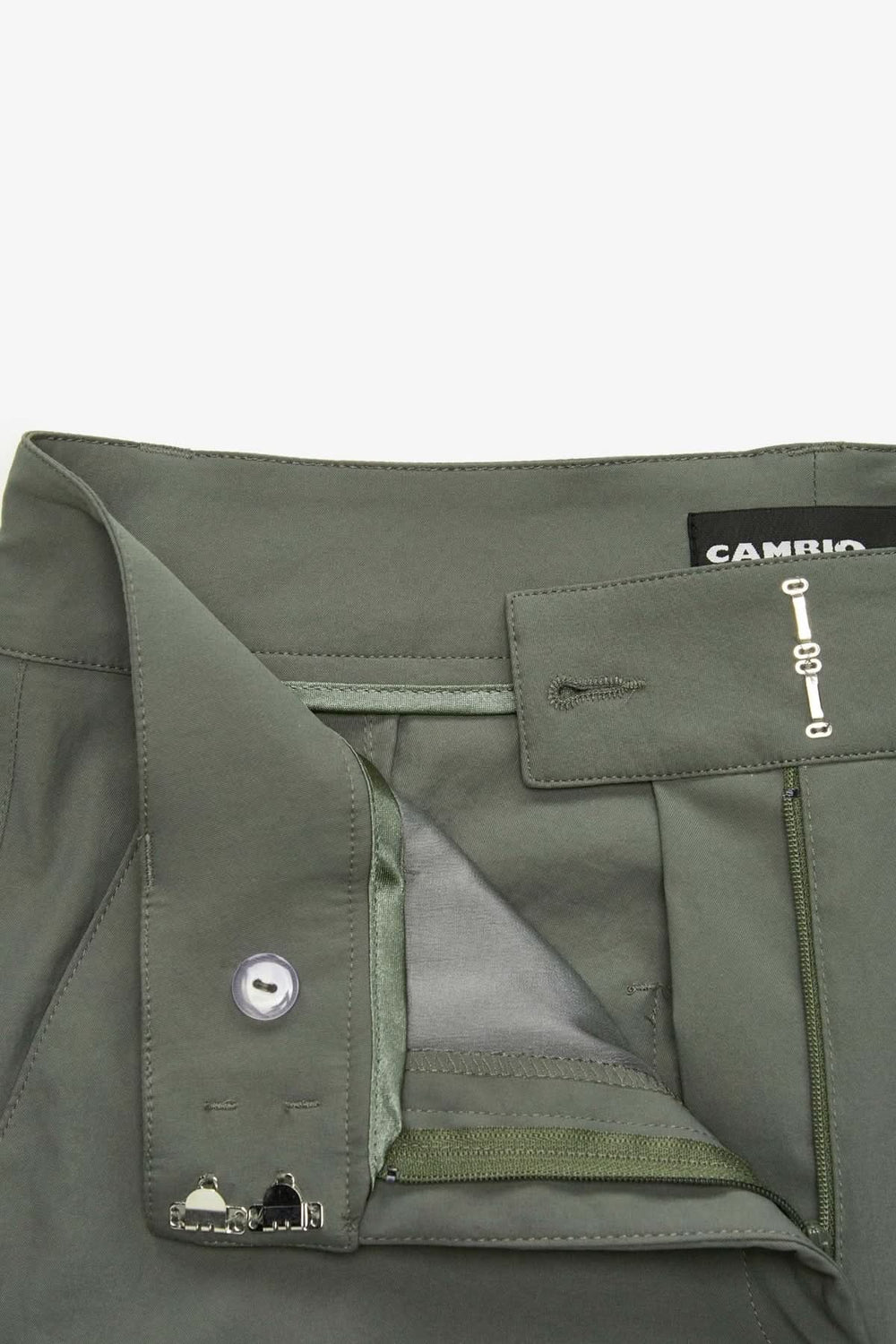 Pantalon large fluide Cara avec taille régulière et fermeture discrète, idéal pour un style moderne et épuré.