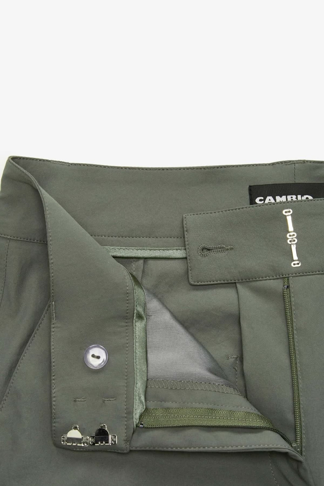 Pantalon large fluide Cara avec taille régulière et fermeture discrète, idéal pour un style moderne et épuré.