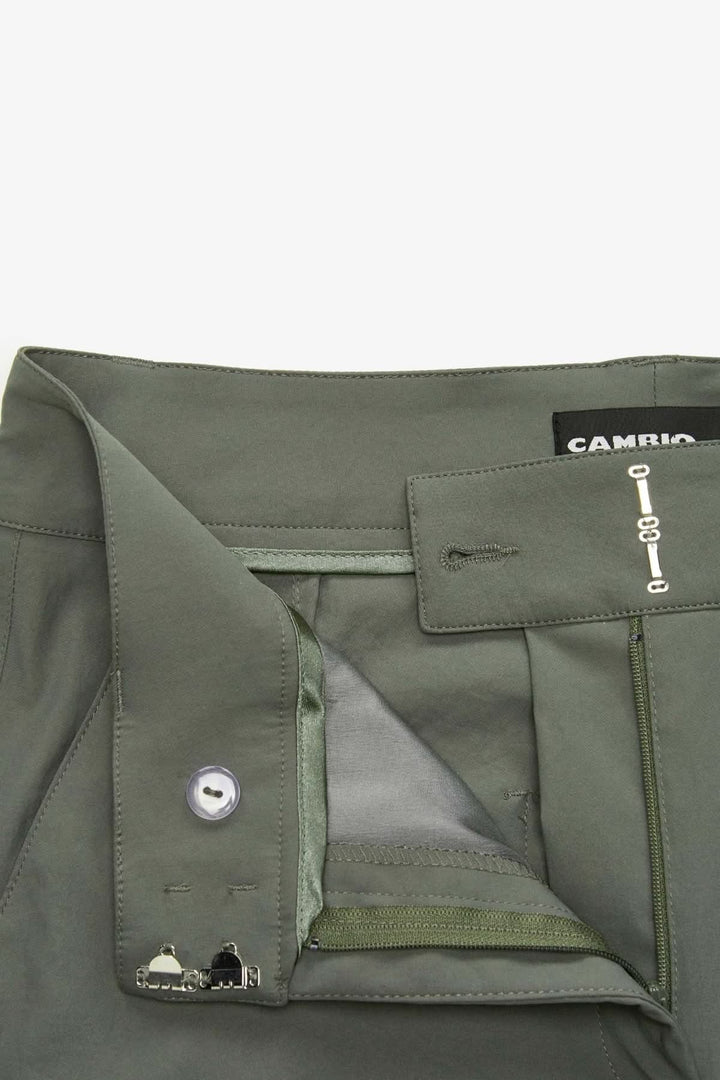 Pantalon large fluide Cara avec taille régulière et fermeture discrète, idéal pour un style moderne et épuré.