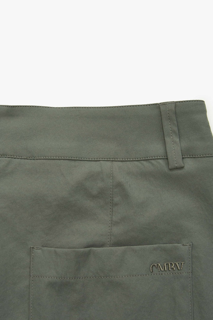 Détail du Pantalon large fluide Cara montrant la poche arrière et passants de ceinture.