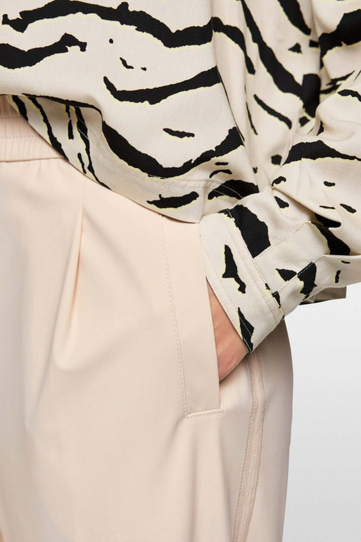 Pantalon léger WUXI en tissu beige avec main dans la poche, bande latérale et chemise à motif, durabilité Rethink Together