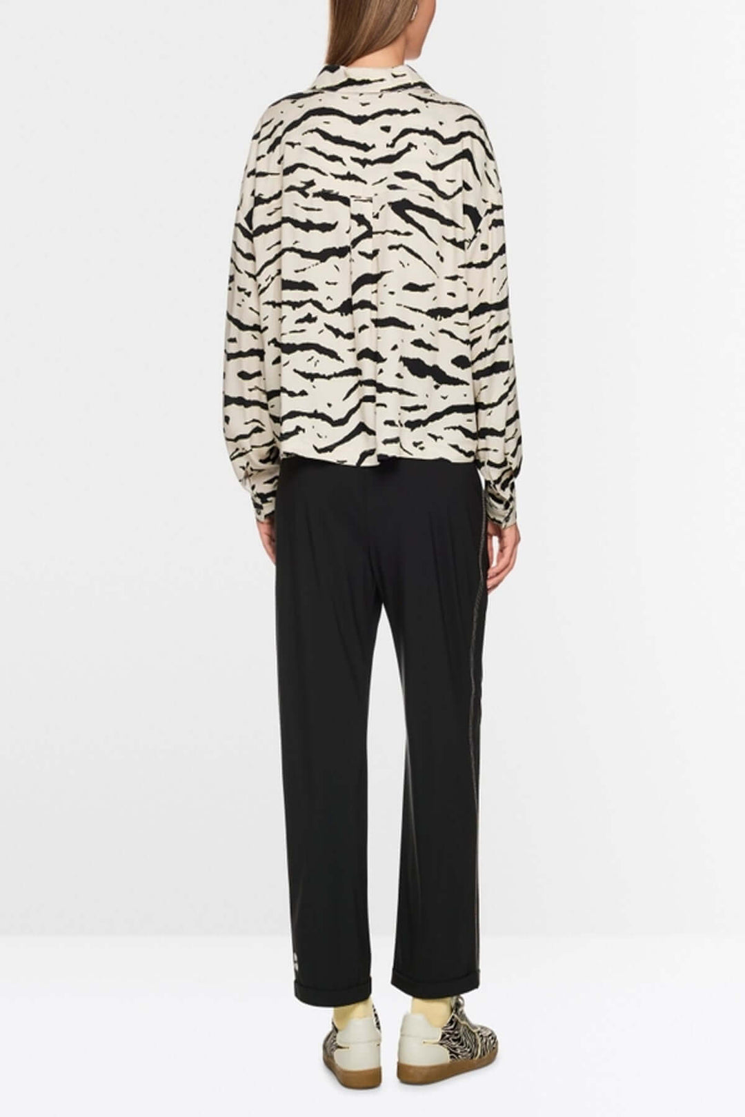 Vue arrière du Pantalon léger WUXI avec bande latérale sportive et taille élastique, porté par une personne, style décontracté.