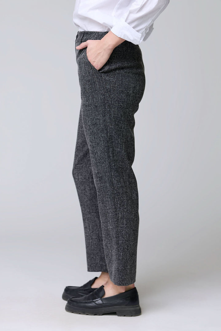 Pantalon à motif texturé avec coupe droite, tissu extensible, poches latérales, et taille à passants pour un style élégant et confortable.