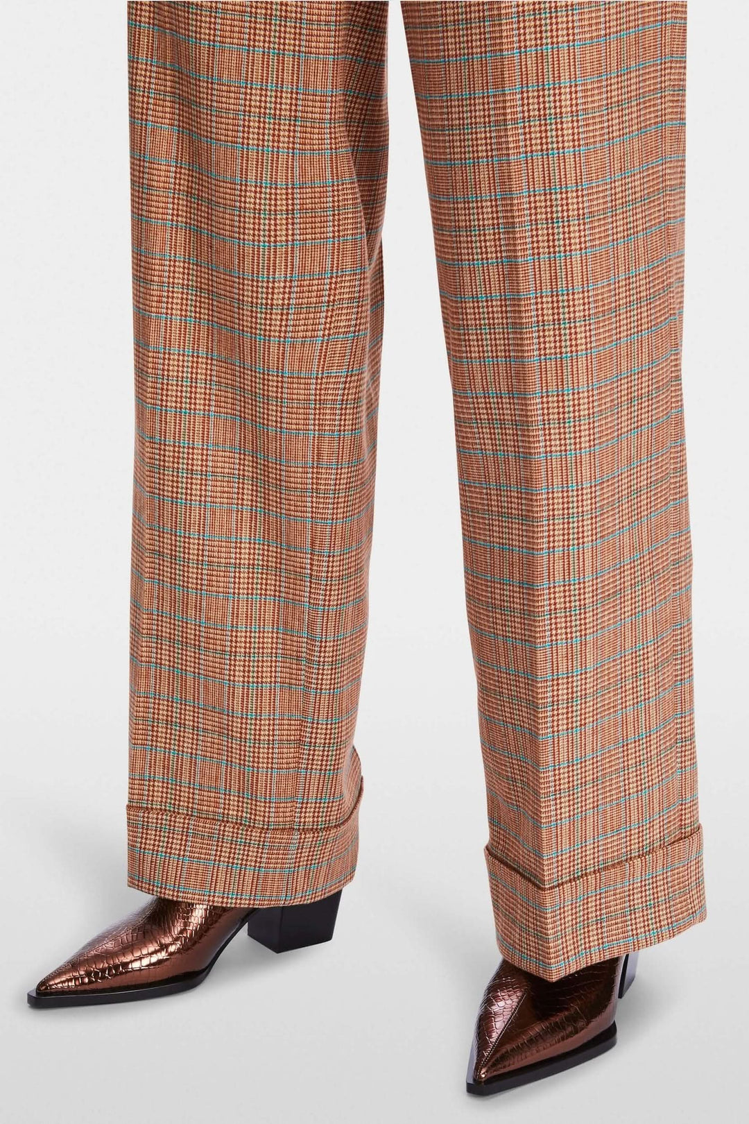 Pantalon à motifs mini pépite avec jambe large, porté avec des chaussures à talons pointus.