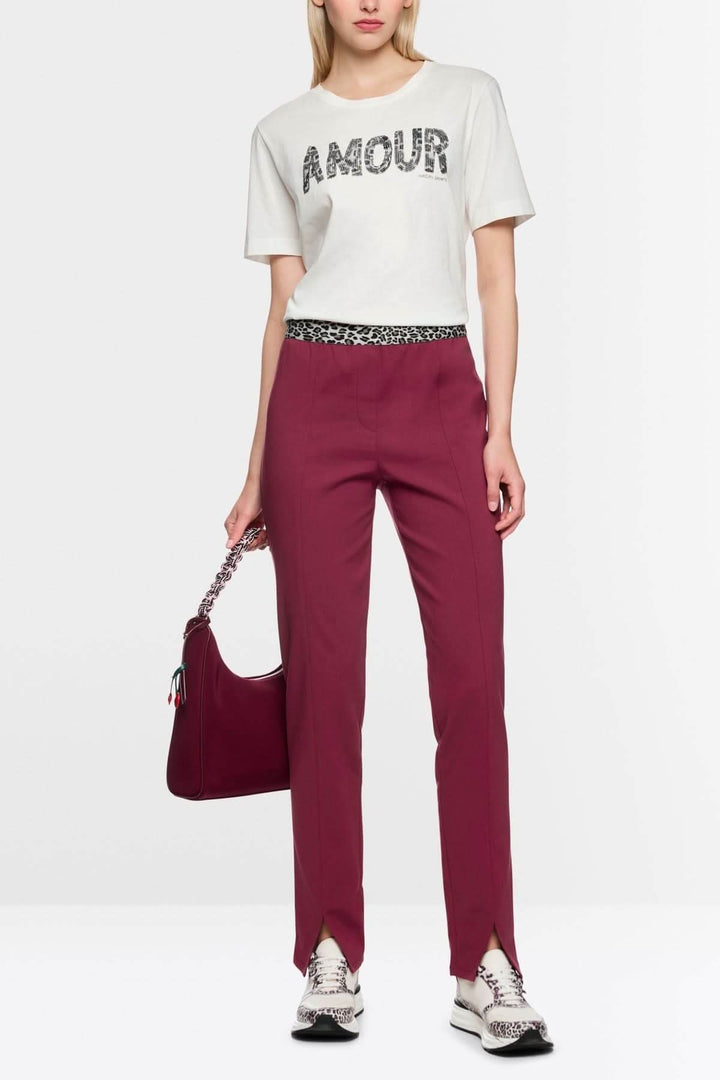 Femme portant pantalon pull-on SIENA coupe slim avec fente avant, affichant élégance et confort, accompagné d&