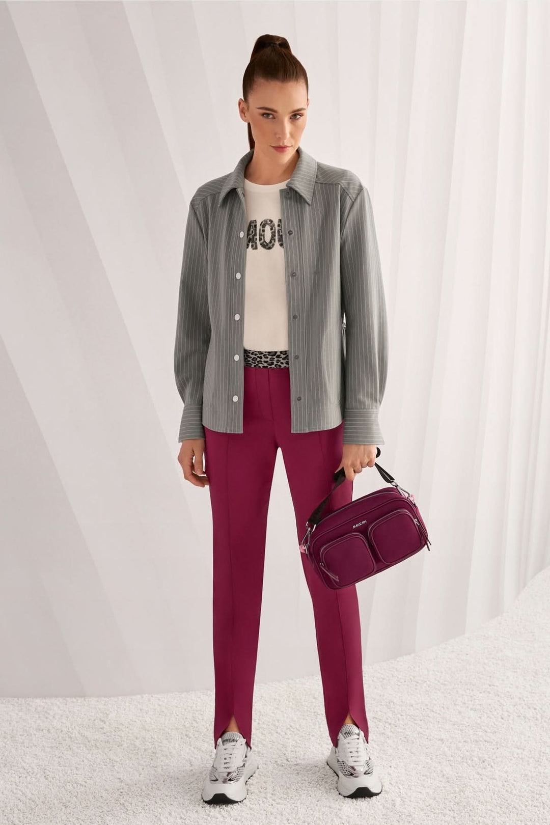 Femme portant le pantalon pull-on SIENA coupe slim avec fente avant, taille élastique et tissu extensible, tenue élégante et confortable.