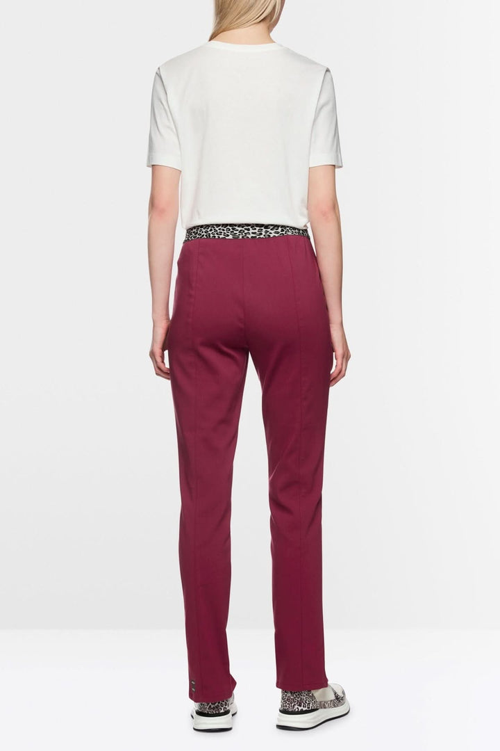 Vue arrière du Pantalon pull-on SIENA coupe slim, taille élastique, fente avant, tissu extensible, confort et élégance.