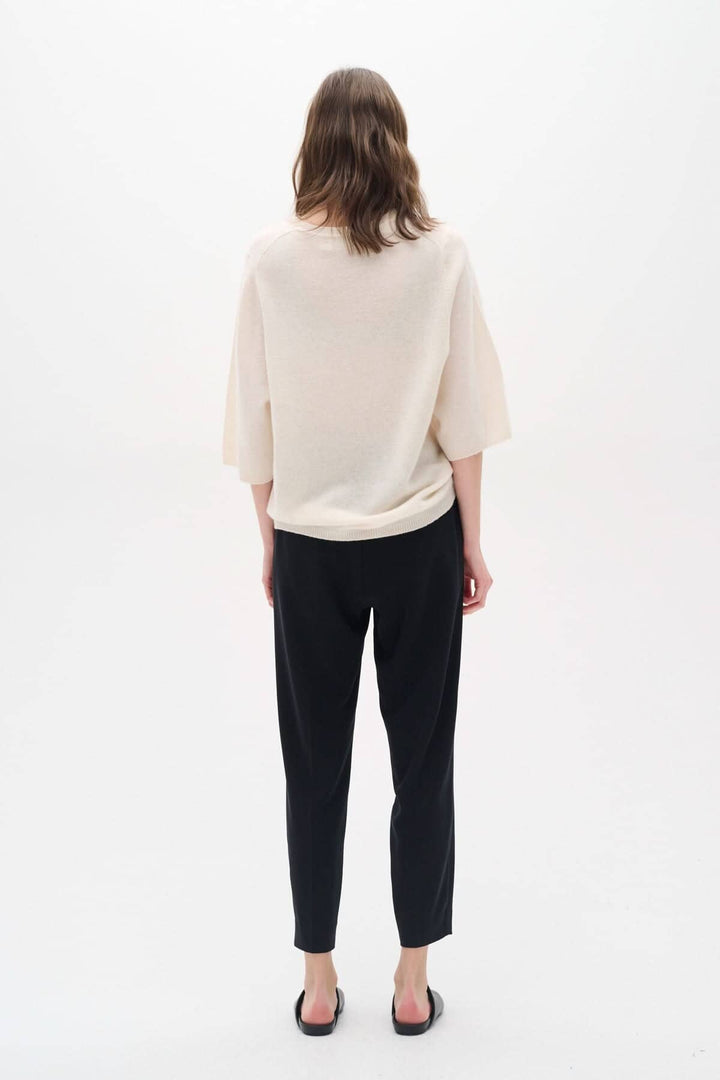 Femme vue de dos portant un ensemble chic avec pantalon Adian, tissu confortable et taille élastique.
