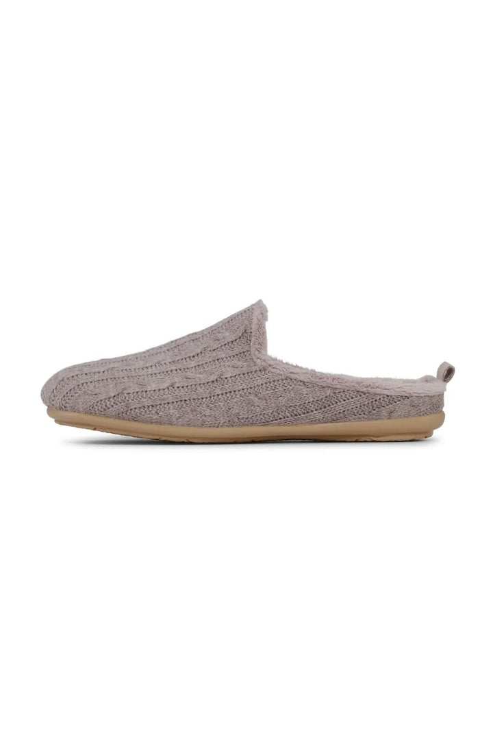 Pantoufles en tricot doublées sherpa avec dessus texturé et semelle souple, idéales pour le confort à la maison.