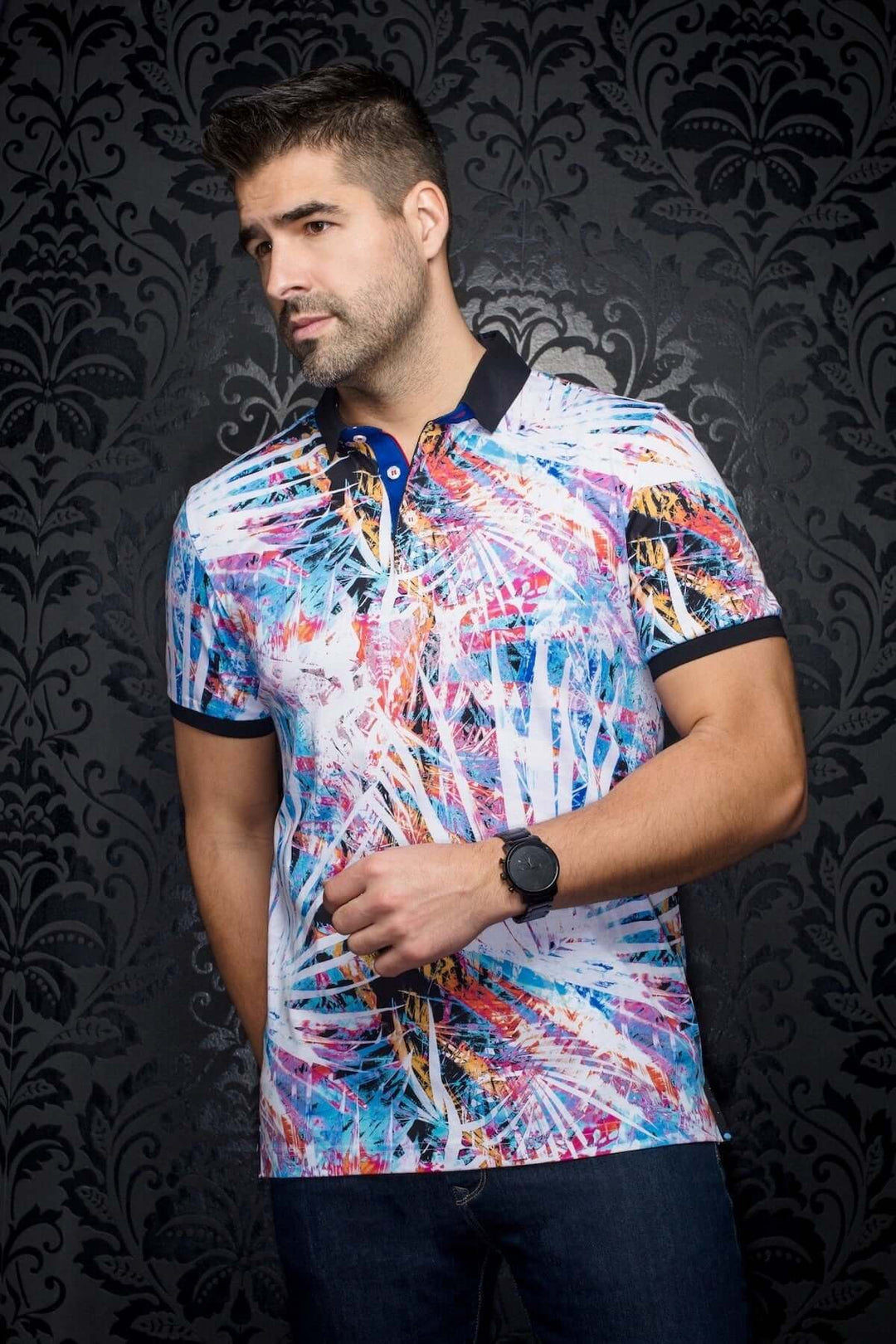 Polo Amazonia coloré à manches courtes avec imprimé vibrant et col contrastant, parfait pour les journées ensoleillées.
