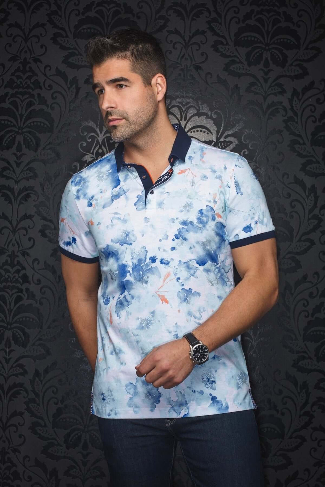 Homme portant un polo Anzio à motifs floraux bleus, col contrastant, style décontracté et élégant.