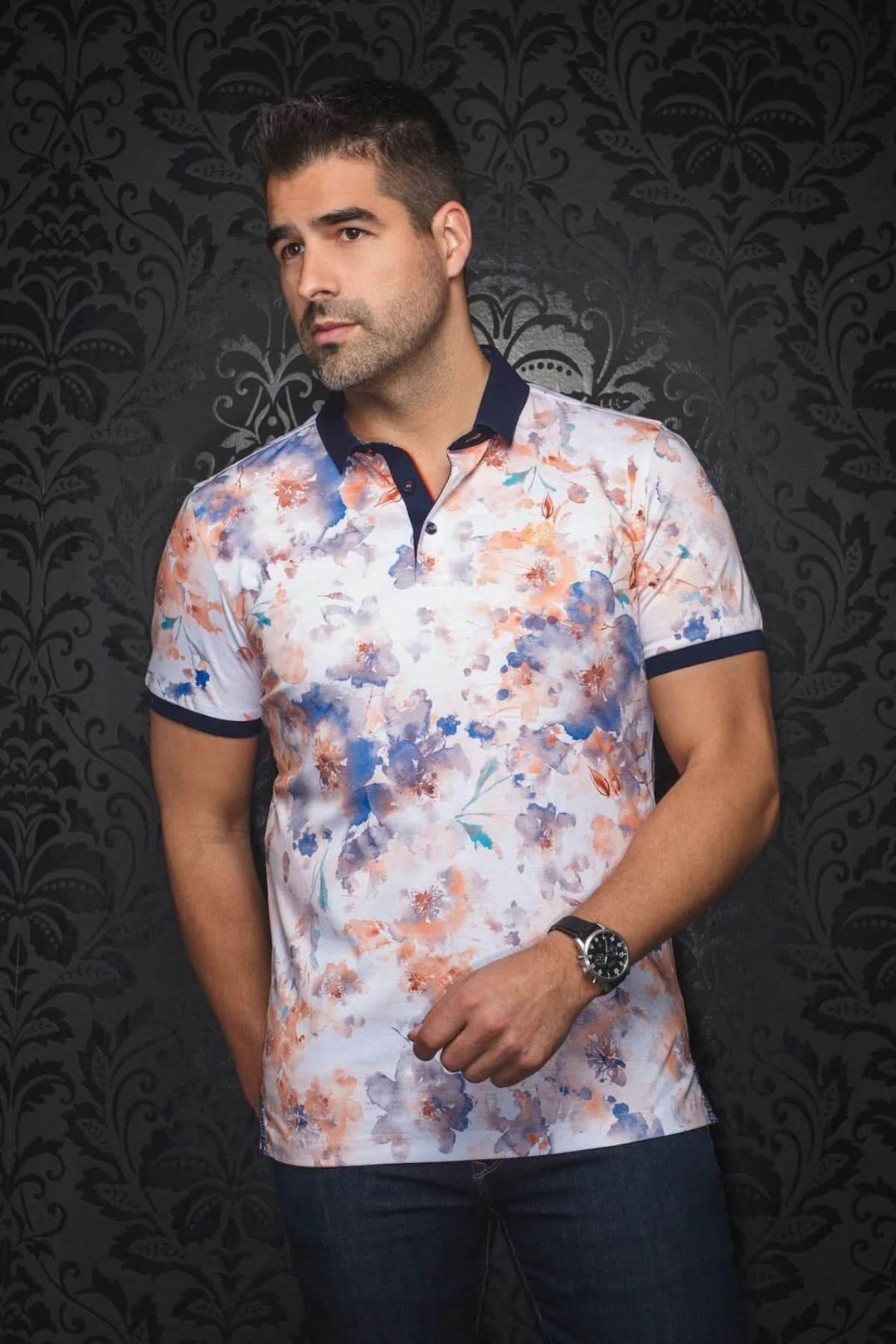 Homme portant un polo à imprimé floral aquarelle avec col contrastant, parfait pour l'été.