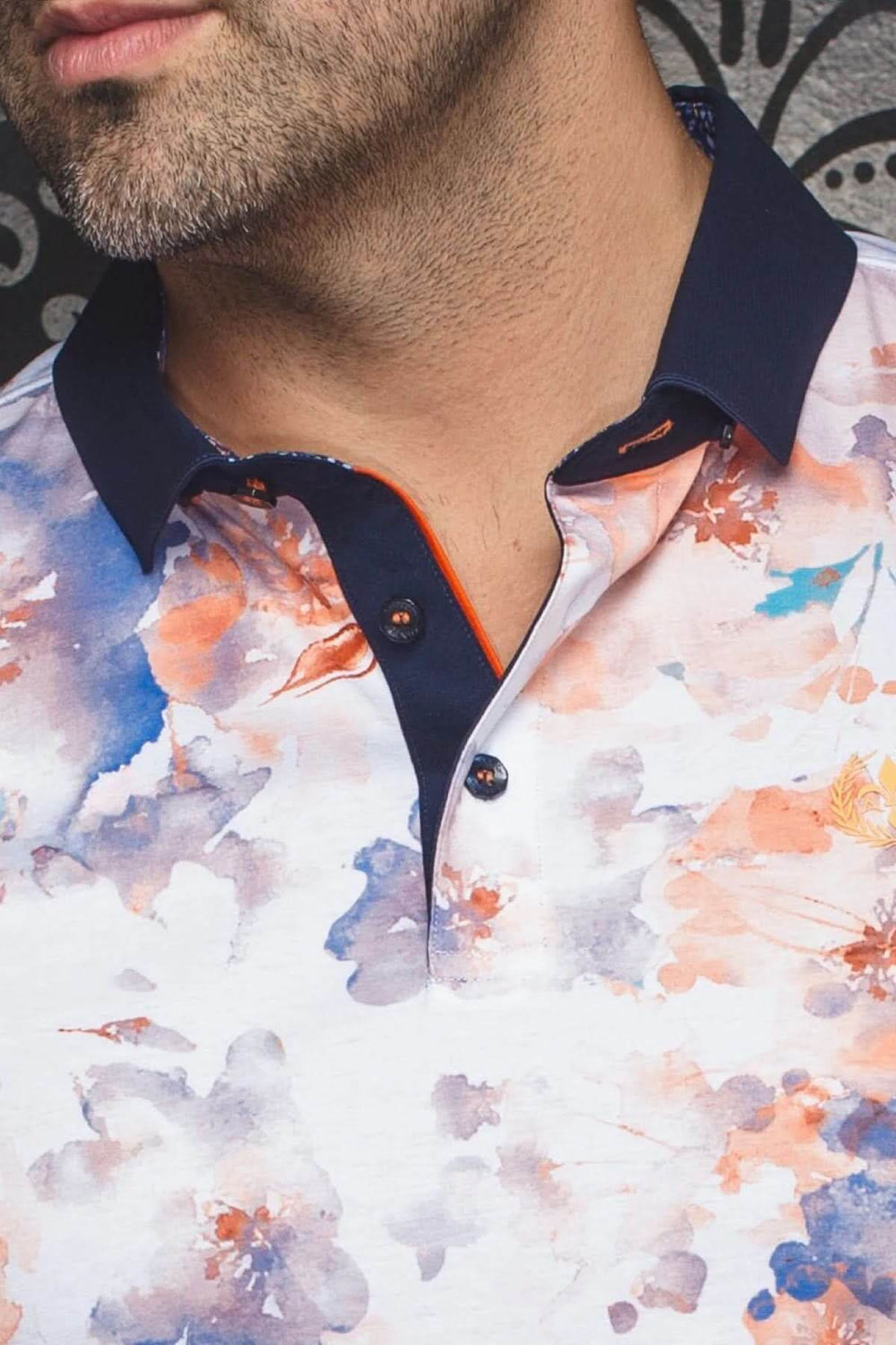 Polo Anzio floral aquarelle avec col contrastant et finitions soignées, parfait pour l'été.