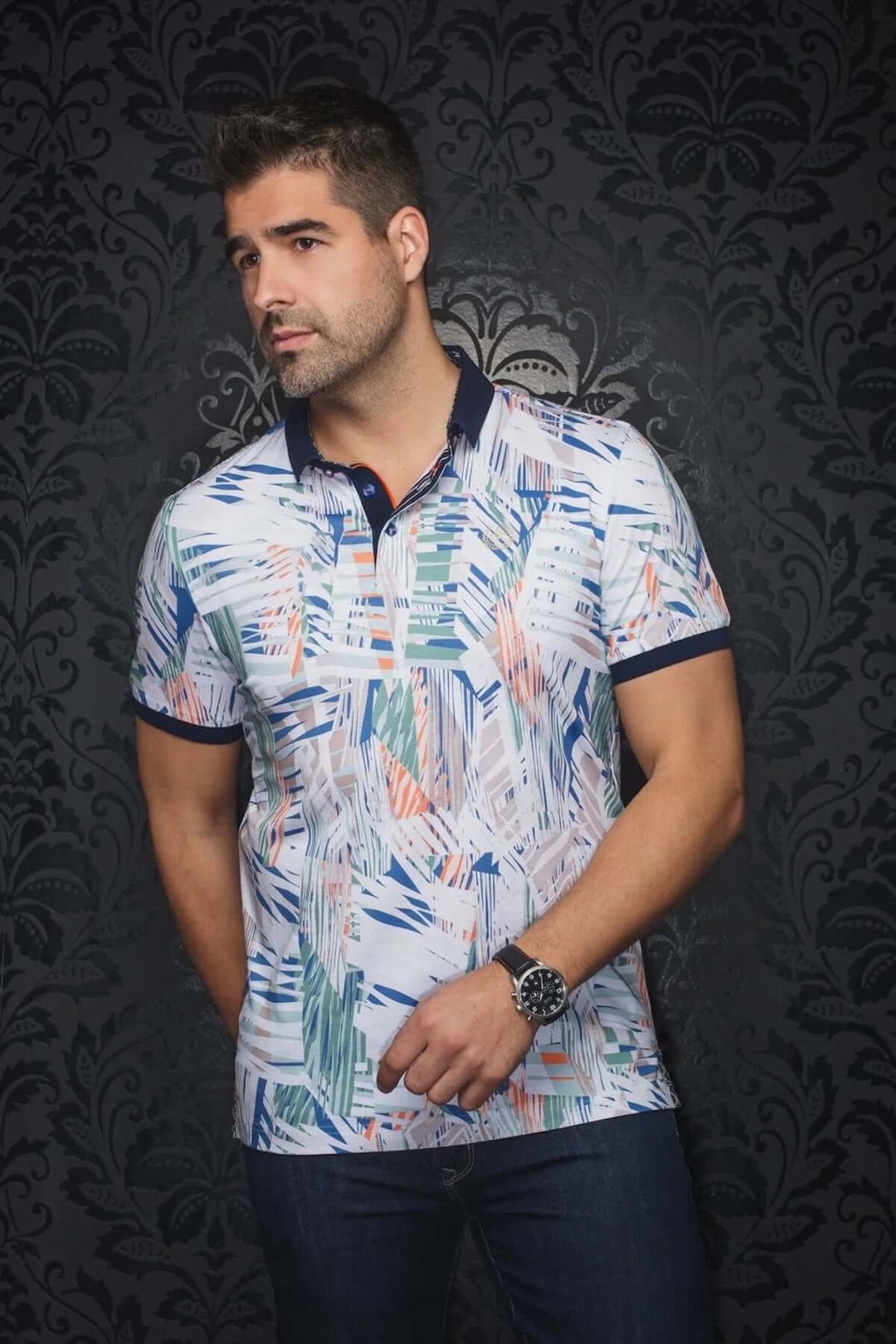 Homme portant un polo Benoni à motifs graphiques, confortable et élégant, idéal pour un style décontracté.