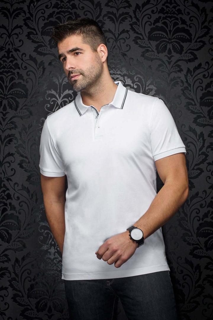 Polo Dellario blanc à manches courtes avec col contrastant, affichant un look chic et élégant.