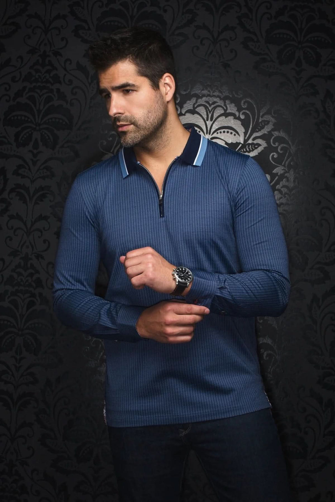 Homme portant un polo bleu avec col contrastant, style habillé et décontracté, détails sophistiqués.
